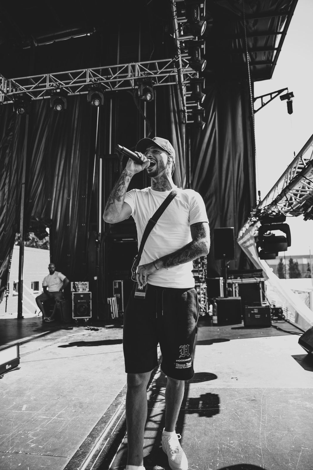 Keen Levy en el escenario, en blanco y negro